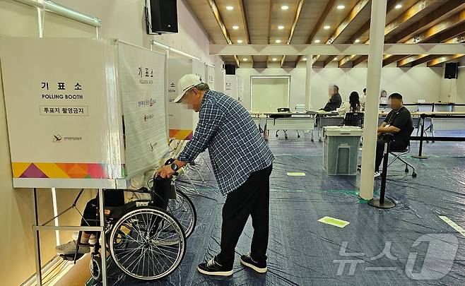 제9회 전국동시지방선거 사전 투표 이틑날인 30일 경남 진주시 명석면사무소 사전투표소에 하복선 씨(92)가 휠체어를 타고 소중한 한표를 행사하고 있다. 2026.5.30 ⓒ 뉴스1 한송학 기자