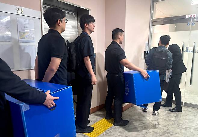경찰 관계자들이 서소문 고가차도 붕괴사고와 관련해 29일 철거 공사의 발주처인 서울 성동구 시공사 사무실에서 압수수색을 위해 들어가고 있다. /연합뉴스