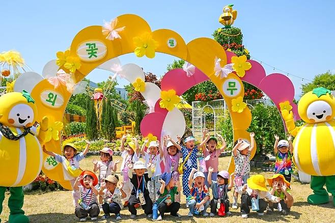 지난 16일 경북 성주에서 열린 '성주 참외·생명문화축제'에 참가한 어린이들이 조형물앞에서 사진을 찍고 있다. /성주군 제공