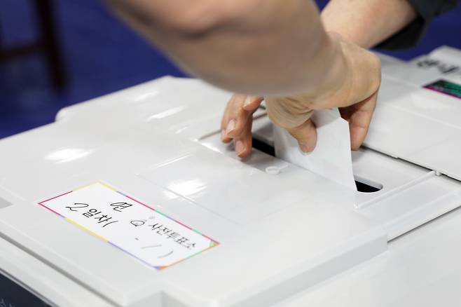 제9회 전국동시지방선거 사전투표 둘째 날인 30일 오전 제주도의회 의원회관 1층 대회의실에 마련된 제주시 연동 사전투표소에서 한 유권자가 투표하고 있다./뉴스1