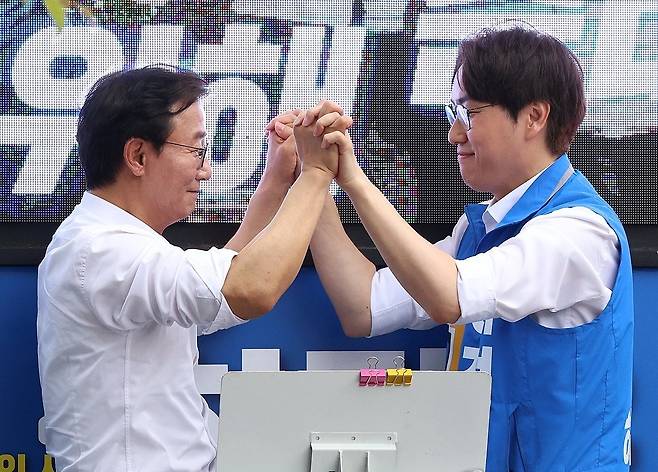 민주당 전재수 부산시장 후보와 하정우 북갑 국회의원 후보가 23일 오후 부산 북구 구포시장 쌈지공원에서 합동유세를 하고 있다. 연합뉴스
