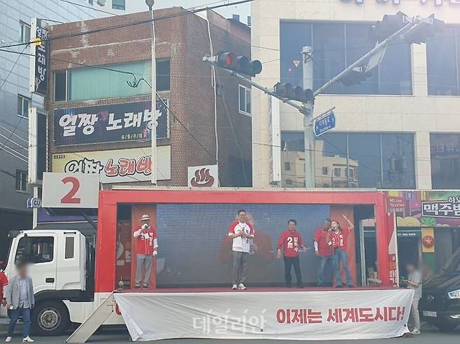 박형준 국민의힘 부산시장 후보가 29일 부산 사하구 다대표 씨파크 앞 유세현장에서 부산시민들을 향해 지지를 호소하고 있다. ⓒ데일리안 김민석 기자
