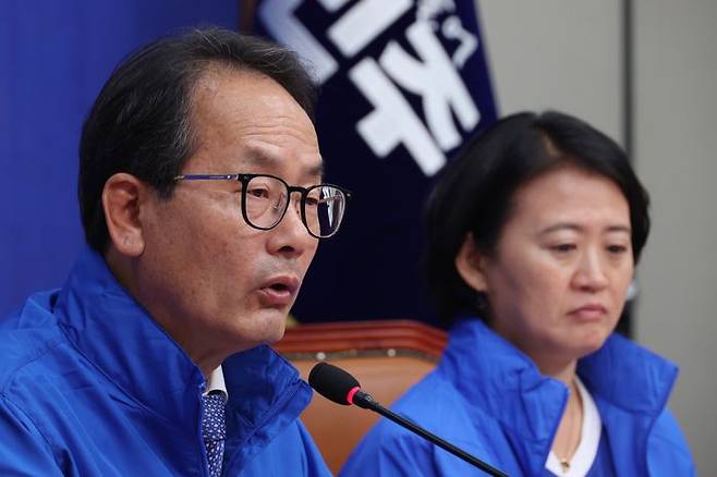 강준현 더불어민주당 수석대변인이 26일 서울 여의도 국회에서 기자간담회를 하고 있다. ⓒ뉴시스
