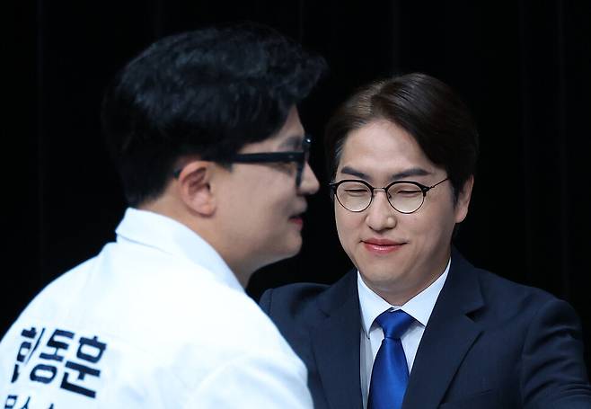 하정우(오른쪽) 더불어민주당, 한동훈 무소속 부산 북갑 국회의원 보궐선거 후보가 28일 오후 부산 동구 부산 MBC에서 열린 선관위 주관 TV 토론회에서 악수한 뒤 자리로 향하고 있다. 연합뉴스