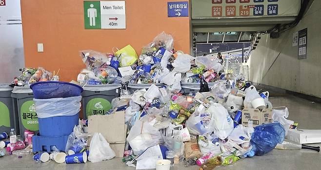 16일 롯데와 LG의 2026 프로야구 KBO리그 경기가 열린 잠실야구장에 관중들이 버린 쓰레기가 쌓여있다. 김형준 기자