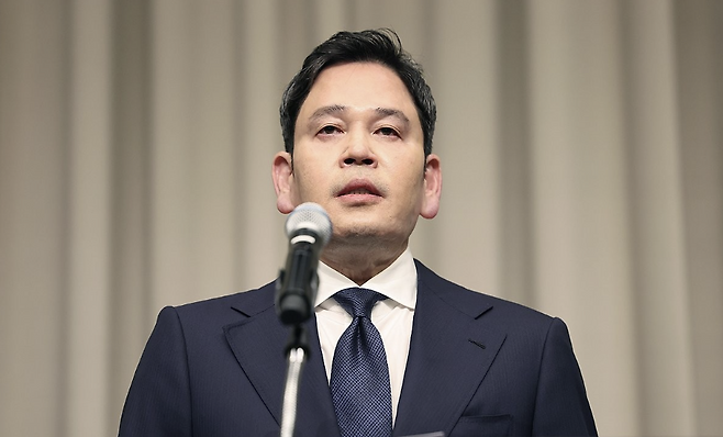 정용진 신세계그룹 회장이 5월 26일 서울 강남구 조선팰리스 호텔에서 스타벅스 ‘탱크데이’ 논란과 관련 사과문을 발표하고 있다. 연합뉴스