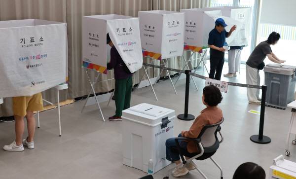 제9회 전국동시지방선거 사전투표 첫날인 29일 부산 연제구 연산 제3동 행정복지센터에 마련된 사전투표소에서 유권자들이 투표하고 있다. 연합뉴스