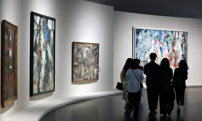 19일 서울 영등포구 여의도 63빌딩 퐁피두센터 한화에서 열린 '퐁피두센터 한화 개관 기자간담회' 참석자들이 개관전 '큐비스트: 시각의 혁신가들' 전시 투어를 하고 있다. / 사진 = 뉴스1