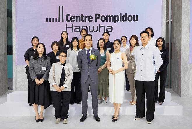김동원 한화생명 최고글로벌책임자(CGO)사장(앞줄 가운데)이 지난 19일 열린 '퐁피두센터 한화' 개관식에 참석해 영민 해외 레지던시' 지원 참여 작가들과 기념사진을 촬영하고 있다./ 사진제공=한화그룹