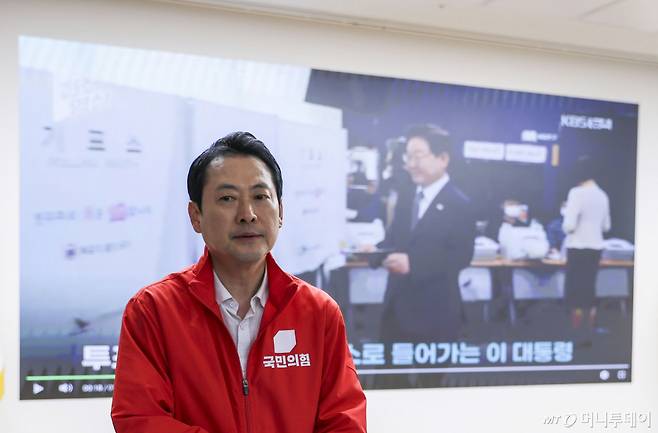 [서울=뉴시스] 정병혁 기자 = 장동혁 국민의힘 상임선거대책위원장이 29일 서울 영등포구 국민의힘 중앙당사에서 이재명 대통령이 사전투표를 하던 중 기표소를 나와 무효표 여부를 확인하고 다시 들어간 것과 관련해 기자회견을 열고 영상을 확인하기 위해 기다리고 있다. 2026.05.29. jhope@newsis.com /사진=정병혁