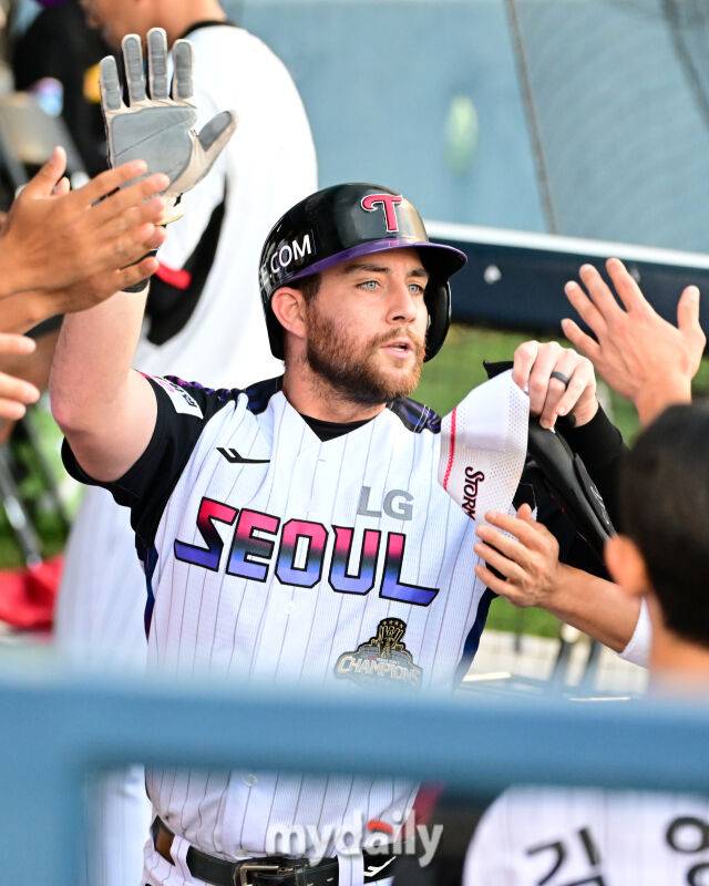 2026년 5월 29일 오후 서울 잠실구장에서 열린 '2026 신한 SOL KBO리그' KIA 타이거즈와 LG 트윈스의 경기. LG 2루 주자 오스틴이 1회말 2사 2루서 오지환의 1타점 적시타 때 홈을 밟고 기뻐하고 있다./잠실=유진형 기자 zolong@mydaily.co.kr