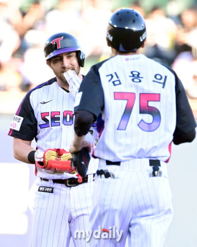 2026년 5월 29일 오후 서울 잠실구장에서 열린 '2026 신한 SOL KBO리그' KIA 타이거즈와 LG 트윈스의 경기. LG 오스틴이 1회말 1사 1루서 좌익수 왼쪽 1루타를 치고 KIA 좌익수 한승연의 포구 실책 때 2루를 밟고 기뻐하고 있다./잠실=유진형 기자 zolong@mydaily.co.kr