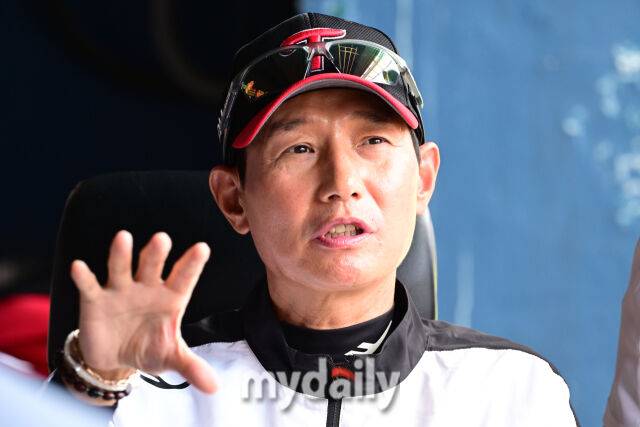 24일 오후 서울 잠실야구장에서 진행된 '2026 신한 SOL BANK KBO리그' 키움 - LG의 경기. 경기 전 LG 염경엽 감독이 취재진과 인터뷰를 하고 있다./마이데일리