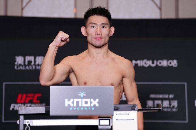 송야동이 29일 계체 행사에소 파이팅을 외치고 있다. /UFC 제공