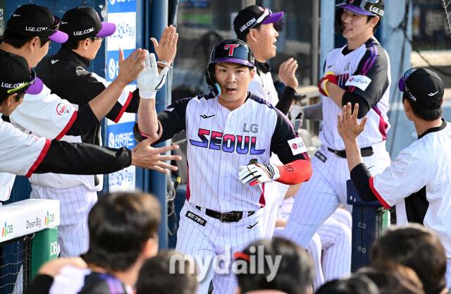 2026년 5월 29일 오후 서울 잠실구장에서 열린 '2026 신한 SOL KBO리그' KIA 타이거즈와 LG 트윈스의 경기. LG 오지환이 4회말 2사 1.3루서 3점 홈런을 친 뒤 더그아웃에게 기뻐하고 있다./마이데일리