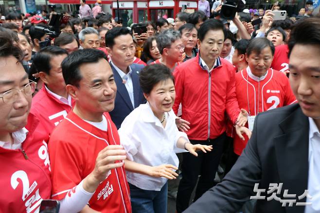 박근혜 전 대통령이 28일 강원도 원주시 중앙시장을 방문해 시민들과 인사를 하고 있다. 윤창원 기자