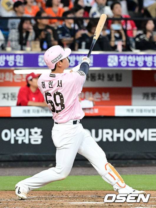 [OSEN=대전, 지형준 기자] 29일 대전 한화생명 볼파크에서 2026 신한 SOL KBO리그 한화 이글스와 SSG 랜더스의 경기가 열렸다.한화는 화이트, SSG은 최원준을 선발로 내세웠다.&nbsp;5회말 무사 1루에서 한화 허인서가 선제 좌월 투런포를 날리고 있다. 2026.05.29&nbsp;/ jpnews@osen.co.kr