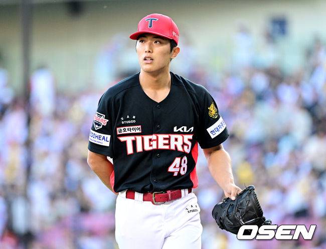 [OSEN=잠실, 최규한 기자] 14일 서울 잠실야구장에서 ‘2026 신한 SOL Bank KBO리그’ LG 트윈스와 KIA 타이거즈의 경기가 열렸다.홈팀 LG는 라클란 웰스, 방문팀 KIA는 이의리를 선발로 내세웠다.1회말 4실점한 KIA 선발 이의리가 이닝을 마친 뒤 더그아웃으로 향하고 있다. 2026.05.29 / dreamer@osen.co.kr