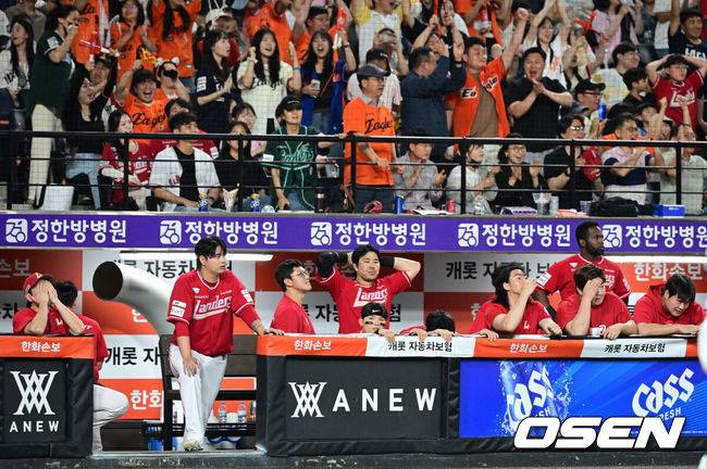 [OSEN=대전, 지형준 기자] 프로야구 한화 이글스가 허인서와 강백호의 홈런, 오웬 화이트의 호투를 엮어 2연승에 성공, SSG 랜더스를 10연패로 몰아넣었다.김경문 감독이 이끄는 한화는 29일 대전 한화생명 볼파크에서 열린 2026 신한 SOL KBO리그 SSG와의 홈경기에서 4-3으로 승리했다. 이날 승리로 2연승을 만든 한화는 시즌 전적 25승25패로 5할 승률을 찍었다. 반면 10연패 수렁에 빠진 SSG는 22승28패가 됐다.경기를 마치고 SSG 선수들이 10연패를 당하며 아쉬워하고 있다. 2026.05.29 / jpnews@osen.co.kr