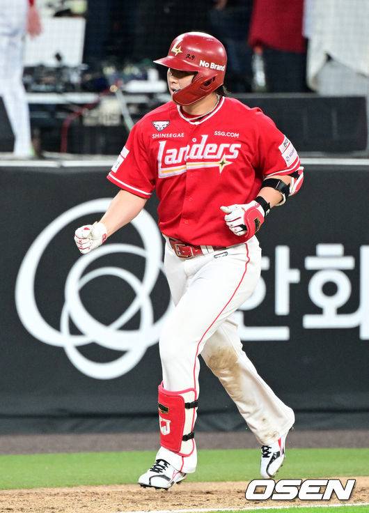 [OSEN=대전, 지형준 기자] 30일 대전 한화생명 볼파크에서 2026 신한 SOL KBO리그 한화 이글스와 SSG 랜더스의 경기가 열렸다.한화는 류현진, SSG은 김건우를 선발로 내세웠다.&nbsp;7회초 무사에서 SSG 최정이 좌월 솔로포 날리며 기뻐하고 있다. 2026.05.30&nbsp;/ jpnews@osen.co.kr