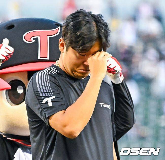 [OSEN=잠실, 민경훈 기자]경기를 마치고 LG 승리 투수 송승기가 인터뷰 중 눈물을 흘리고 있다. 2026.05.30 / rumi@osen.co.kr