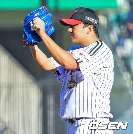 [OSEN=잠실, 민경훈 기자]4회초 1사 KIA 김도영을 중견수 플라이 아웃으로 처리한 후 LG 선발 송승기가 박수를 보내고 있다. 2026.05.30 / rumi@osen.co.kr