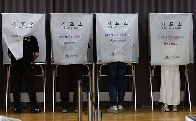 제9회 전국동시지방선거 사전투표 마지막날인 30일 오후 서울 영등포구 여의동주민센터에 마련된 사전투표소에서 시민들이 투표를 하고 있다. 뉴시스