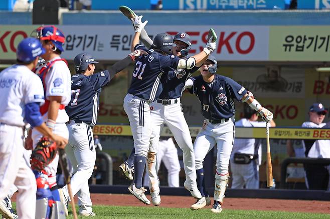 두산 정수빈이 30일 대구 삼성전에서 6회 역전 만루 홈런을 친 뒤 동료들과 기뻐하고 있다. 두산베어스 제공