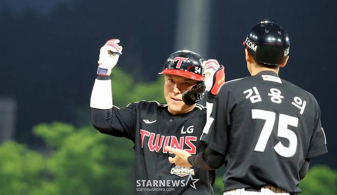 LG 7번타자 박동원이 21일 광주KIA챔피언스필드에서 열릴 KIA타이거즈와 LG트윈스 경기에서  5회초 1사 3루에서 1타점 안타로 출루하고 있다.   .  2026.05.21. /사진=강영조 선임기자