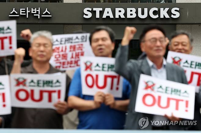 지방 시민단체들, 스타벅스 불매운동 전국화 발표 상경 기자회견 (서울=연합뉴스) 윤동진 기자 = 지난 27일 서울 광화문광장에서 열린 ‘면피성 꼬리자르기 사과 정용진 회장 규탄, 스타벅스 불매운동 전국화 발표 기자회견’에서 전국민중행동 등 참석자들이 관련 구호를 외치고 있다. 2026.5.30 mon@yna.co.kr