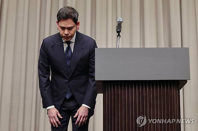 스타벅스 '탱크데이' 논란 대국민 사과하는 정용진 회장 (서울=연합뉴스) 서대연 기자 = 정용진 신세계그룹 회장이 지난 26일 서울 강남구 조선팰리스 호텔에서 스타벅스의 '탱크데이' 논란과 관련해 대국민 사과를 하고 있다. 2026.5.30 dwise@yna.co.kr