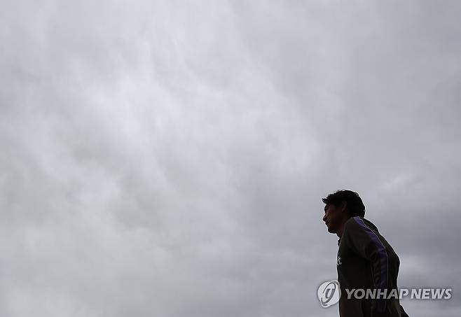 홍명보호, 내일 첫 사전경기 (헤리먼[미국 유타주]=연합뉴스) 신준희 기자 = 29일(현지시간) 오후 미국 유타주 헤리먼에 위치한 자이언스뱅크 트레이닝센터에서 축구 국가대표팀 홍명보 감독이 인터뷰를 하기 위해 걸어가고 있다. 2026.5.30 hama@yna.co.kr
