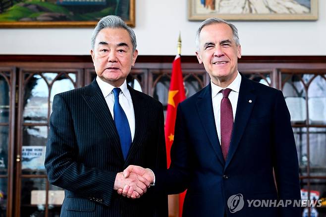 캐나다 총리와 악수하는 중국 외교수장 [AP=연합뉴스 자료사진. 재판매 및 DB금지]
