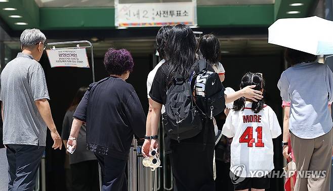 주말 사전투표소 찾은 유권자들 (서울=연합뉴스) 이진욱 기자 = 30일 서울 중랑구청에 마련된 사전투표소에서 한 가족이 투표를 위해 대기해 있다. 2026.5.30 cityboy@yna.co.kr