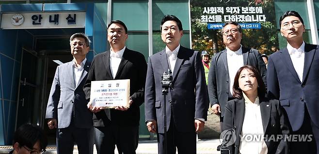 발언하는 장동혁 상임선거대책위원장 (서울=연합뉴스) 이진욱 기자 = 국민의힘 장동혁 상임선거대책위원장과 박준태, 김장겸, 최보윤 의원 등이 30일 서울 종로구 서울경찰청 민원실에 이재명 대통령에 대해 '공직선거법상 투표의 비밀침해죄' 혐의로 고발장 제출에 앞서 발언하고 있다. 2026.5.30 cityboy@yna.co.kr