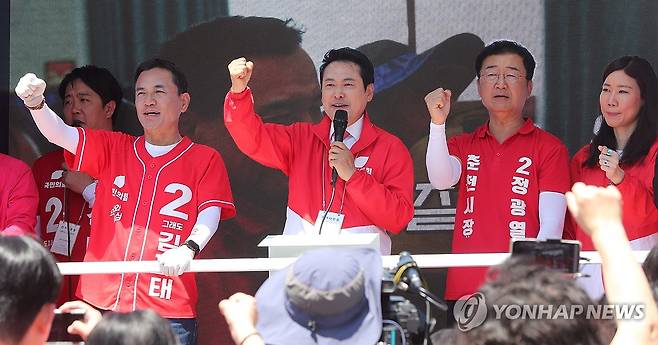 장동혁 위원장, 김진태·정광열 후보 지지 호소 (춘천=연합뉴스) 강태현 기자 = 사전투표 마지막 날인 30일 강원 춘천 공지천 사거리에서 국민의힘 장동혁 상임선거대책위원장이 김진태 강원지사 후보와 정광열 춘천시장 후보 지지를 호소하고 있다. 2026.5.30 taetae@yna.co.kr
