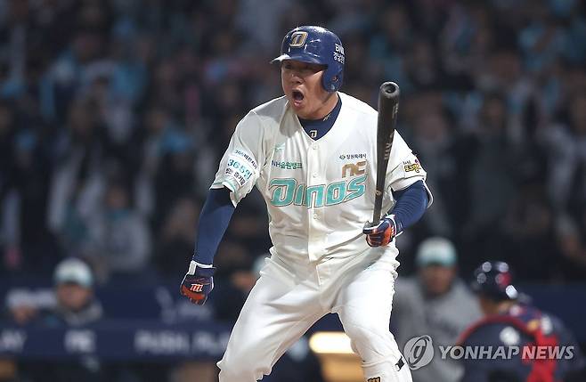 7회 적시타를 친 이우성 [연합뉴스 자료사진]