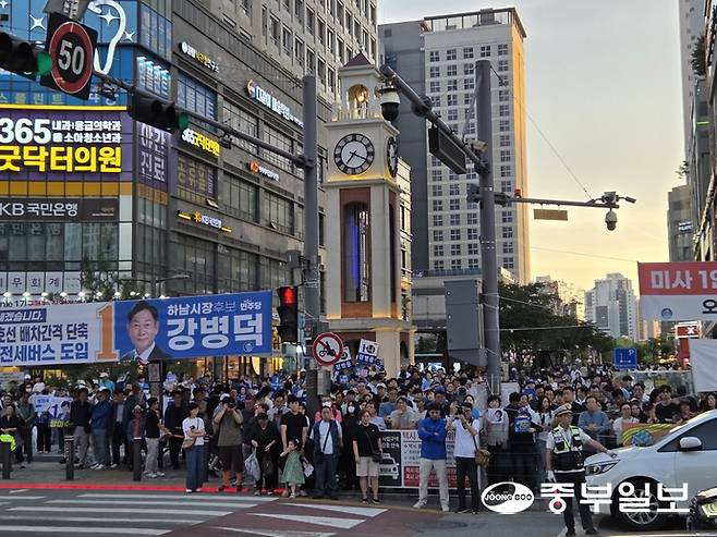 31일 하남 미사역 앞 추미애 더불어민주당 경기도지사 후보를 보기 위해 몰려든 인파. 이지은기자