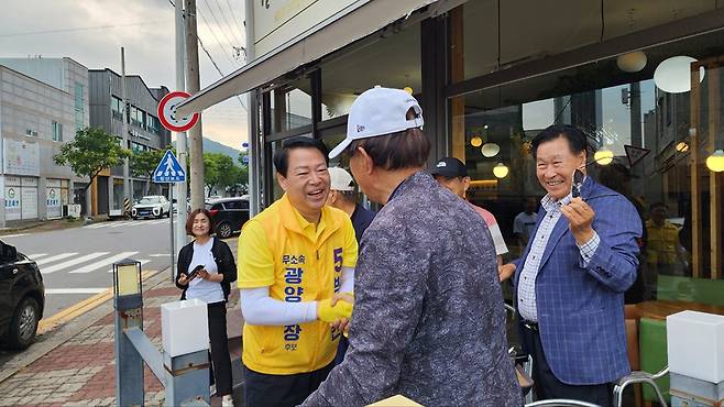 무소속 박성현 광양시장 후보가 지난 24일 마동 일대에서 유권자들에게 지역 발전을 위해 힘을 모아줄 것을 요청하고 있다. <박성현 후보 측 제공>