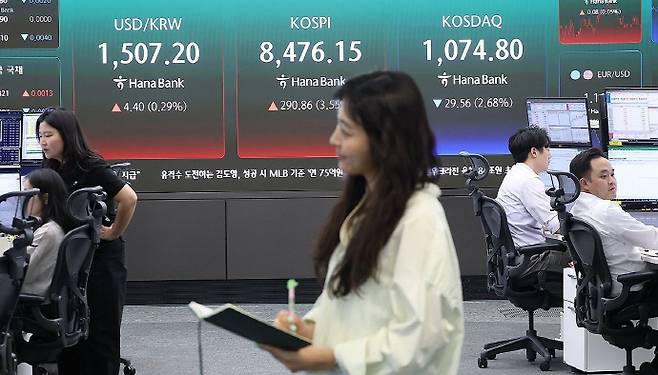 코스피가 가파른 상승세를 이어가며 8,000선을 넘어선 가운데 시장의 시선은 이제 9,000선 돌파 가능성으로 향하고 있다. 다만 반도체 대형주에 자금이 집중되면서 시장 변동성 확대에 대한 우려도 커지고 있다. 사진은 지난 29일 서울 중구 하나은행 본점 딜링룸 전광판에 원/달러 환율, 코스피, 코스닥 지수가 표시돼 있는 모습. /연합뉴스
