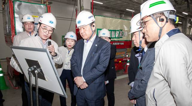 지난 4월 29일 현대자동차 전주공장에서 김관영 도지사와 전북특별자치도 관계자들이 미래 모빌리티 산업 설명을 듣고 있다./전북도