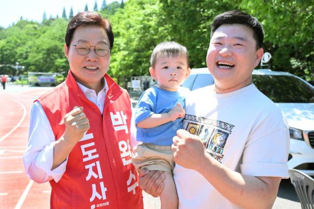 AM 11:00 창원스포츠파크에서 시민들과 기념촬영을 하며 파이팅을 외치는 박 후보./전강용 기자/