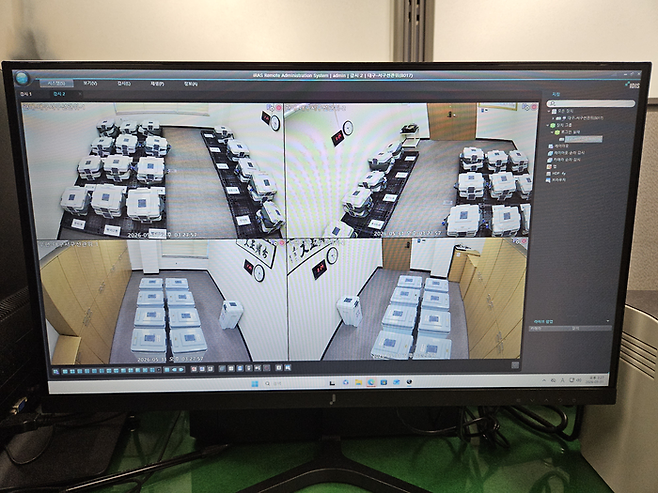 사전투표함들이 대구서구선관위 보관실에서 보관되고 있는 상황을 CCTV 모니터로 확인할 수 있다. 서민지기자 mjs858@yeongnam.com