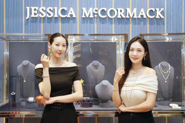 신세계백화점 분더샵 청담 1층에 마련된 ‘제시카 맥코맥’ 팝업스토어. [사진=신세계백화점]