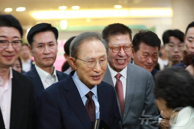 이명박 전 대통령이 31일 오전 부산 수영로교회를 찾아 박형준 부산시장 후보와 함께 예배 일정 등을 소화하기 위해 교회당으로 입장하고 있다. 2026.5.31 ⓒ 뉴스1 임순택 기자
