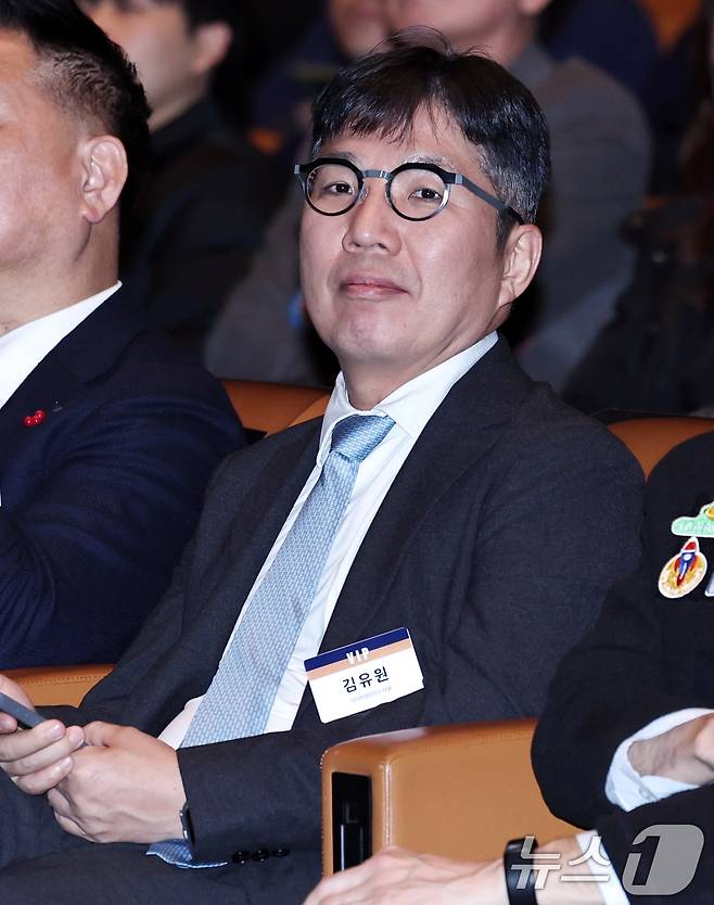 김유원 네이버클라우드 대표가 30일 오후 서울 강남구 코엑스 오디토리움에서 열린 '독자 AI파운데이션 프로젝트' 발표회에서 배경훈 부총리 겸 과학기술정보통신부 장관의 환영사를 듣고 있다. 2025.12.30 ⓒ 뉴스1 구윤성 기자