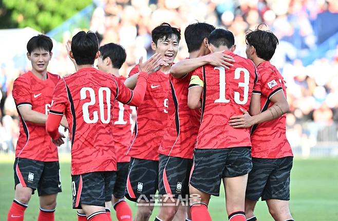 축구국가대표팀의 손흥민(오른쪽 둘째)이 31일(한국시간) 미국 유타주 프로보 스미스 필드 하우스 사우스 필드에서 진행된 트리니다드토바고와의 평가전에서 선제골을 넣은 뒤 동료들과 하이파이브를 나누고 있다. 2026. 5. 31.  프로보(미 유타주) | 박진업 기자 upandup@sportsseoul.com