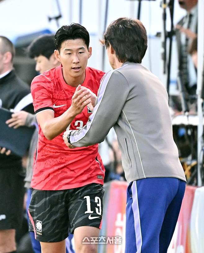 축구국가대표팀의 손흥민(왼쪽)이 31일(한국시간) 미국 유타주 프로보 스미스 필드 하우스 사우스 필드에서 진행된 트리니다드토바고와의 평가전에서 교체 아웃되면서 홍명보 감독과 인사를 나누고 있다. 프로보(미 유타주) | 박진업 기자 upandup@sportsseoul.com