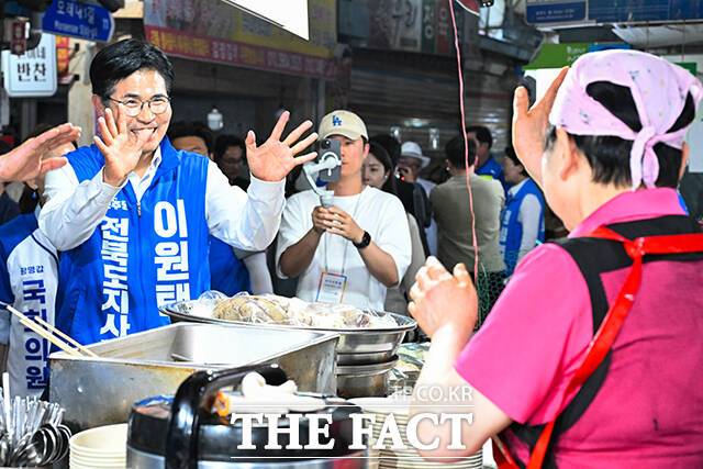 이원택 더불어민주당 전북도지사 후보가 31일 오후 전북 전주 덕진구 모래내시장을 찾아 상인들과 인사하고 있다. /전주=김성렬 기자