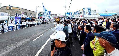 21일 오전 11시 김태성 신안군수 후보가 신안군 압해읍 버스터미널 부근에서 출정식을 가졌다. 정승현 기자